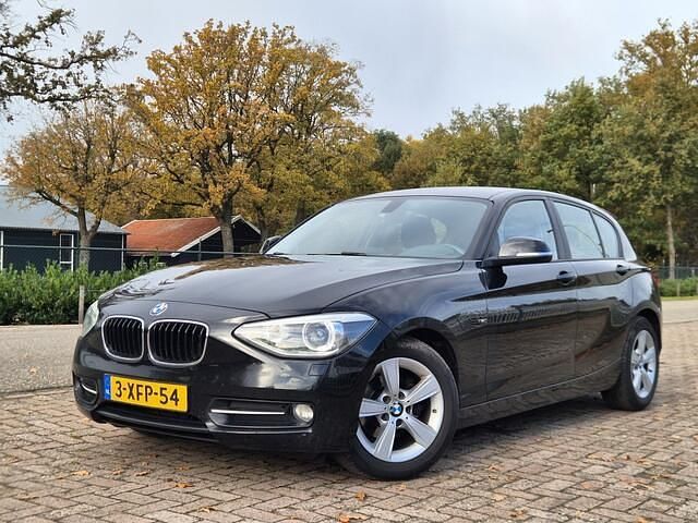 Zwart Gebruikt 2014 BMW 114 Hatchback | € 4.299 (Goede deal) - Afbeelding 1/4