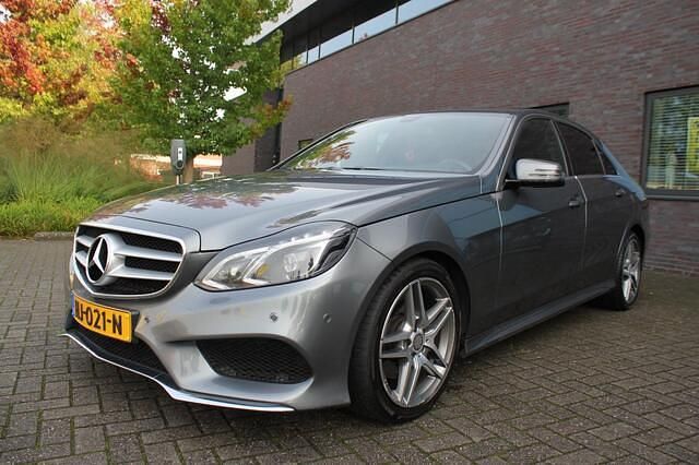 Grijs Gebruikt 2015 Mercedes E200 AMG Sedan | € 19.999 (Duur) - Afbeelding 1/4