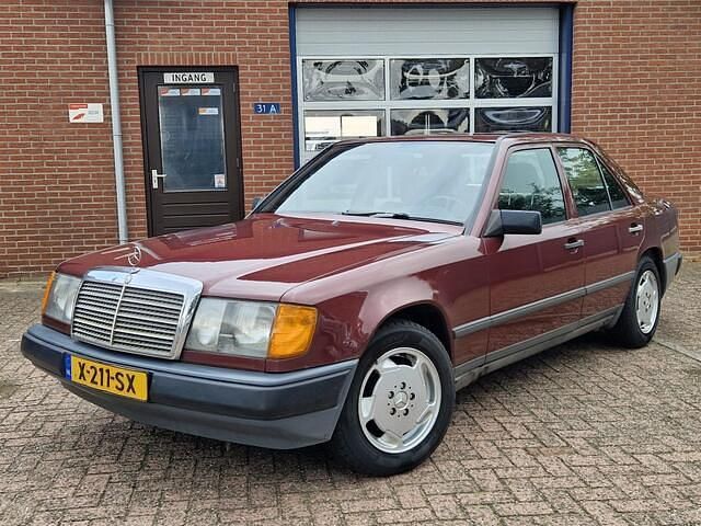 Rood Gebruikt 1989 Mercedes E230 Sedan | € 3.950 - Afbeelding 1/4