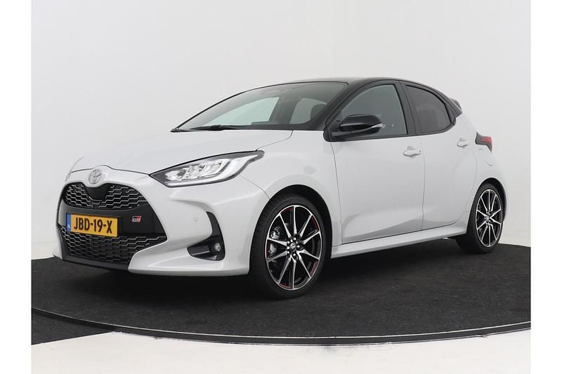Grijs Occasion 2025 Toyota Yaris Hybrid Sport Hatchback | € 34.495 - Afbeelding 1/1