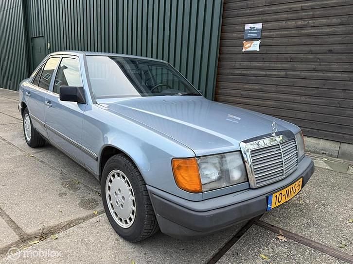Blauw Gebruikt 1986 Mercedes E230 Sedan | € 2.750 - Afbeelding 1/4