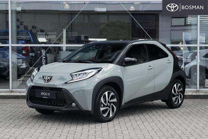 Groen Nieuw 2025 Toyota Aygo Pulse Hatchback | € 23.590 (Eerlijke prijs) - Afbeelding 1/4