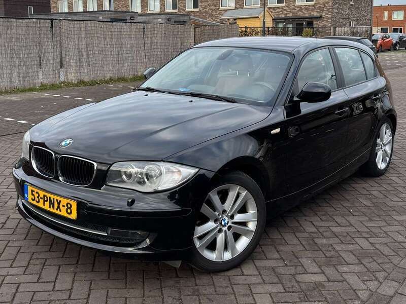 Zwart Gebruikt 2011 BMW 120 Hatchback | € 7.450 (Eerlijke prijs) - Afbeelding 1/4
