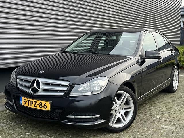 Zwart (metallic) Occasion 2012 Mercedes C200 Avantgarde Sedan | € 8.995 (Eerlijke prijs) - Afbeelding 1/4