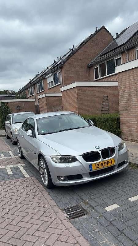 Grijs Gebruikt 2010 BMW 320 Coupé | € 5.999 (Eerlijke prijs) - Afbeelding 1/4