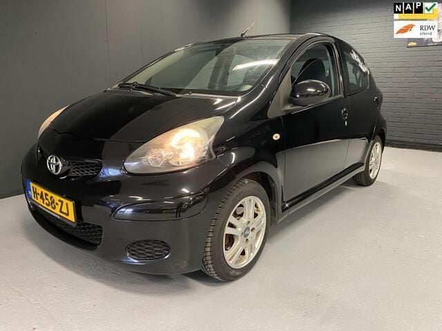 Zwart Occasion 2009 Toyota Aygo Sport Hatchback | € 3.999 (Eerlijke prijs) - Afbeelding 1/4