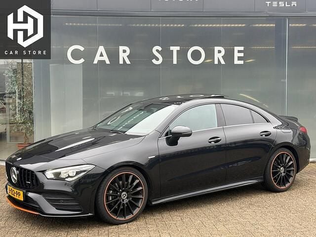 Zwart (metallic) Occasion 2020 Mercedes CLA180 AMG Sedan | € 24.945 (Eerlijke prijs) - Afbeelding 1/4