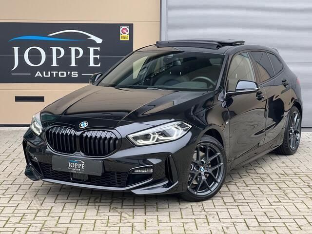 Zwart, metallic lak Gebruikt 2022 BMW 118 Executive Hatchback | € 38.450 - Afbeelding 1/4