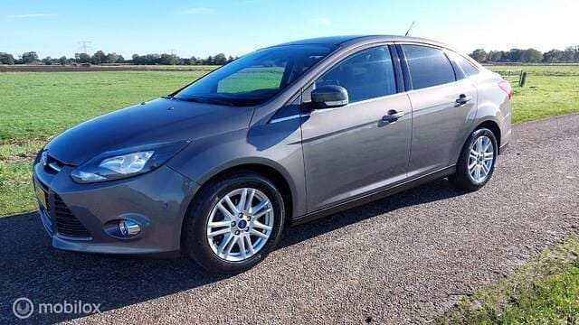 Bruin Gebruikt 2014 Ford Focus Sedan | € 4.949 (Super prijs) - Afbeelding 1/4