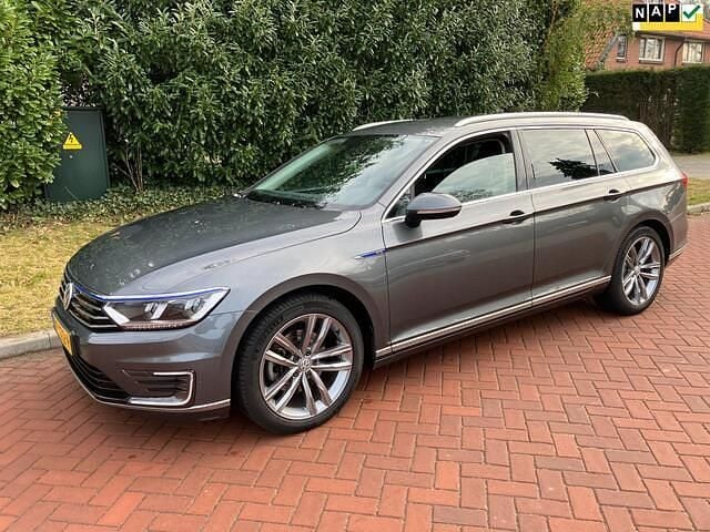 Grijs (metallic) Occasion 2015 VW Passat Highline Stationwagen | € 9.950 (Goede deal) - Afbeelding 1/4