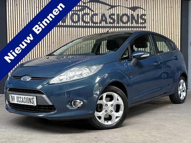 Groen, metallic lak Gebruikt 2009 Ford Fiesta Titanium Hatchback | € 6.440 (Eerlijke prijs) - Afbeelding 1/4