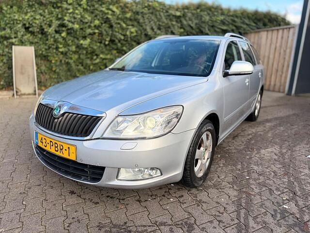Grijs Occasion 2011 Skoda Octavia Stationwagen | € 3.950 (Goede deal) - Afbeelding 1/4