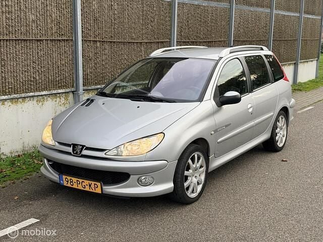 Grijs Gebruikt 2004 Peugeot 206 Griffe Stationwagen | € 2.150 (Eerlijke prijs) - Afbeelding 1/4