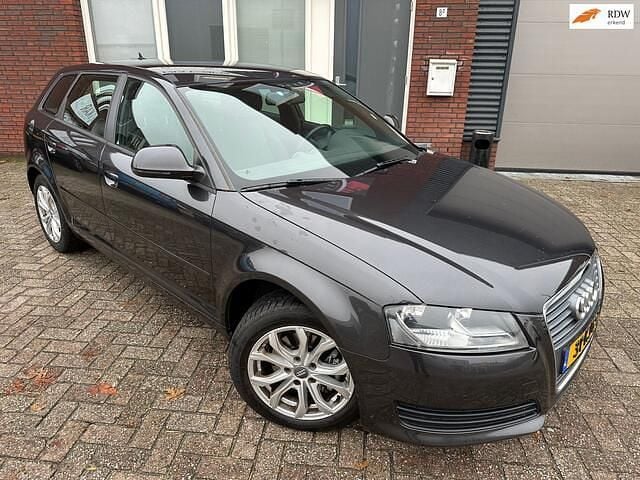 Grijs Gebruikt 2010 Audi A3 Sportback Attraction Hatchback | € 7.900 (Eerlijke prijs) - Afbeelding 1/4