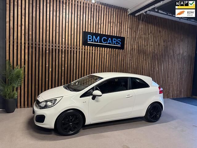 Wit Gebruikt 2012 Kia Rio Comfort Hatchback | € 5.995 (Eerlijke prijs) - Afbeelding 1/4
