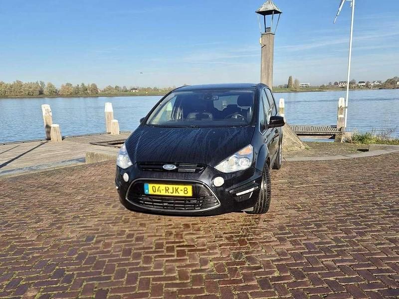 Zwart Gebruikt 2010 Ford S-MAX Titanium MPV | € 8.750 (Eerlijke prijs) - Afbeelding 1/4