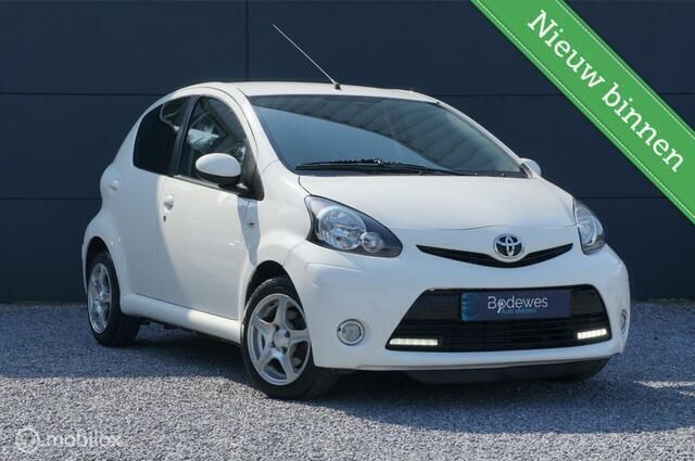 Wit Gebruikt 2014 Toyota Aygo Hatchback | € 6.498 (Eerlijke prijs) - Afbeelding 1/4