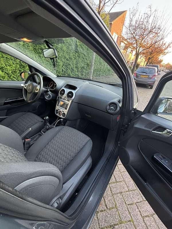 Grijs Gebruikt 2013 Opel Corsa MPV | € 2.500 (Eerlijke prijs) - Afbeelding 1/4