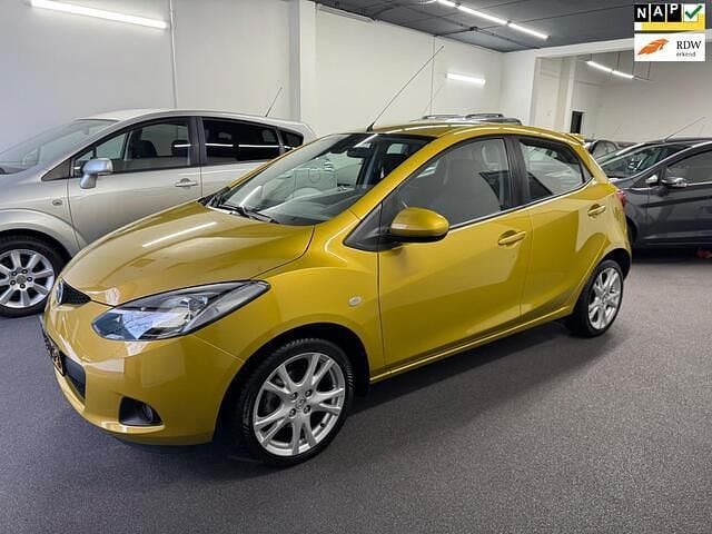 Geel (metallic) Occasion 2009 Mazda 2 Hatchback | € 5.500 (Eerlijke prijs) - Afbeelding 1/4
