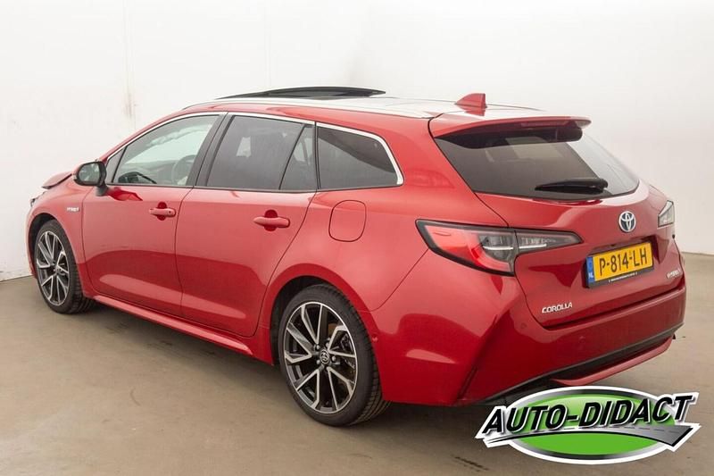 Rood Occasion 2022 Toyota Corolla Premium Stationwagen | € 12.950 - Afbeelding 1/4