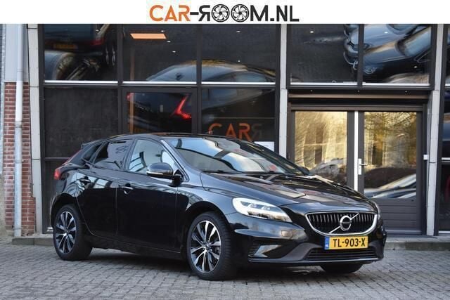 Zwart, metallic lak Gebruikt 2018 Volvo V40 Dynamic Stationwagen | € 17.950 (Goede deal) - Afbeelding 1/4