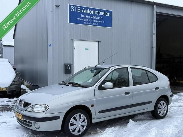 Grijs Gebruikt 2001 Renault Mégane Authentique Hatchback | € 1.799 (Eerlijke prijs) - Afbeelding 1/4