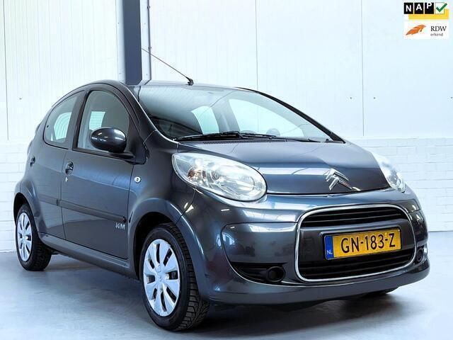 Grijs, metallic lak Gebruikt 2009 Citroën C1 Hatchback | € 2.499 (Eerlijke prijs) - Afbeelding 1/4