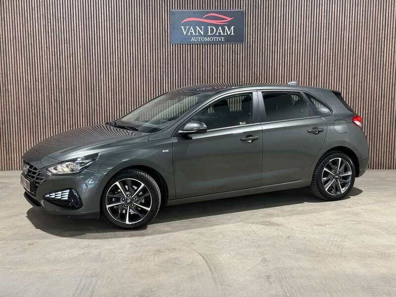 Grijs, metallic lak Gebruikt 2023 Hyundai i30 Comfort Hatchback | € 17.900 (Goede deal) - Afbeelding 1/4