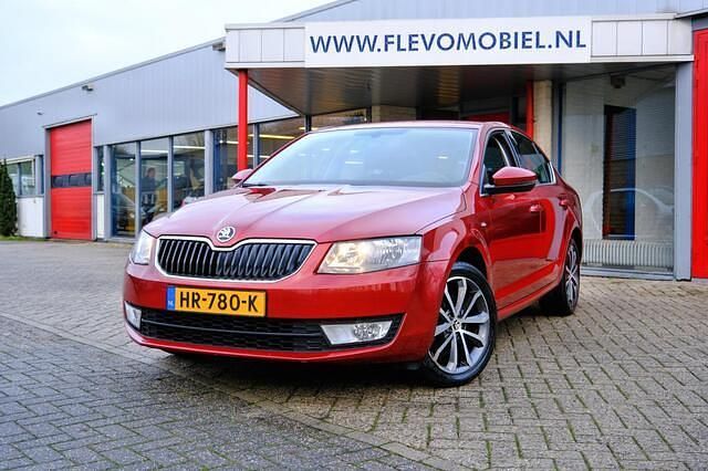 Rood Occasion 2016 Skoda Octavia Business Line Hatchback | € 10.450 (Eerlijke prijs) - Afbeelding 1/4