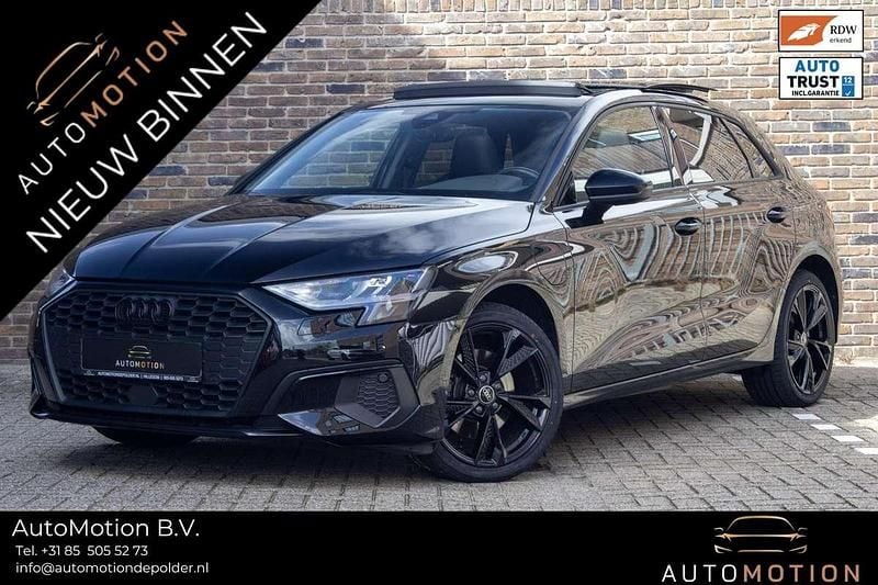 Zwart Gebruikt 2022 Audi A3 Sportback e-tron Ambiente Sedan | € 31.490 (Goede deal) - Afbeelding 1/4