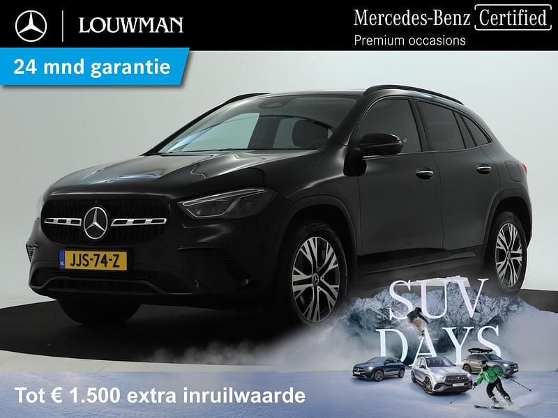 Donker kosmoszwart metaalkleur metallic Occasion 2024 Mercedes GLA250 Progressive SUV | € 45.750 (Eerlijke prijs) - Afbeelding 1/4