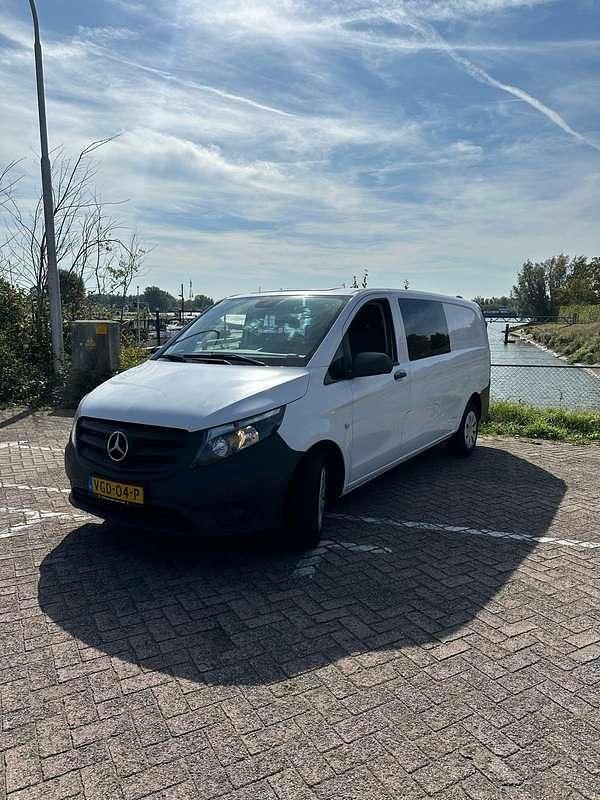 Wit Gebruikt 2020 Mercedes V220 MPV | € 14.750 - Afbeelding 1/4