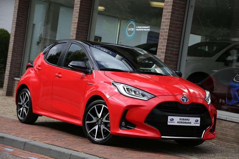 Rood Gebruikt 2020 Toyota Yaris Hybrid Executive Hatchback | € 19.950 (Super prijs) - Afbeelding 1/4