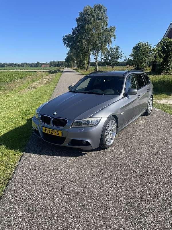Grijs Gebruikt 2010 BMW 318 M Sport Stationwagen | € 5.950 (Super prijs) - Afbeelding 1/4