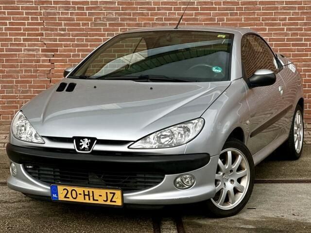 Grijs, metallic lak Gebruikt 2001 Peugeot 206 CC Cabriolet | € 2.450 (Iets duurder) - Afbeelding 1/4