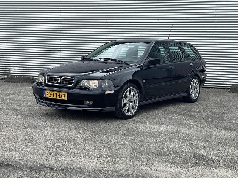 Zwart Gebruikt 2003 Volvo V40 Stationwagen | € 2.450 (Iets duurder) - Afbeelding 1/4