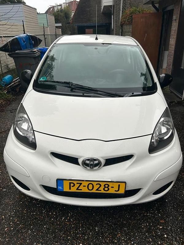 Wit Gebruikt 2010 Toyota Aygo Hatchback | € 2.580 (Eerlijke prijs) - Afbeelding 1/4