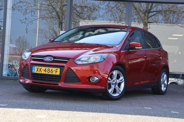 Rood Gebruikt 2012 Ford Focus Titanium Hatchback | € 4.745 (Eerlijke prijs) - Afbeelding 1/4