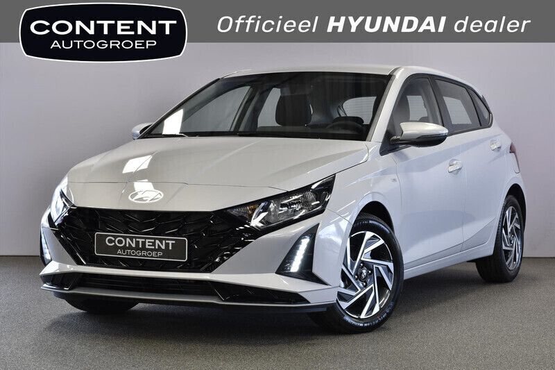Lumen gray (grijs metallic) Nieuw 2025 Hyundai i20 Comfort Hatchback | € 27.890 (Iets duurder) - Afbeelding 1/4