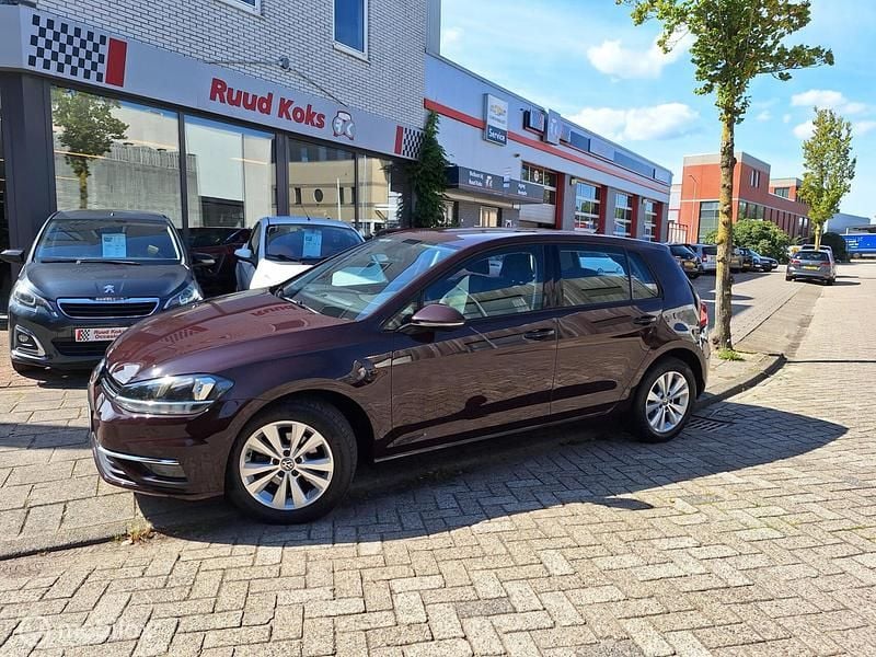 Rood Gebruikt 2017 VW Golf VII Comfortline Hatchback | € 14.349 (Eerlijke prijs) - Afbeelding 1/4