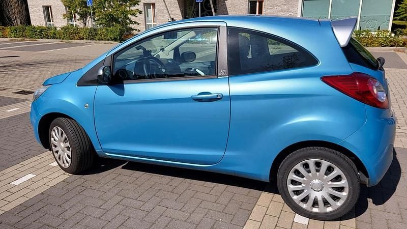 Blauw (metallic) Occasion 2009 Ford Ka Titanium Hatchback | € 1.350 (Super prijs) - Afbeelding 1/4