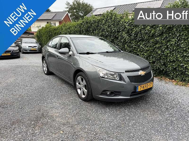 Grijs, metallic lak Gebruikt 2013 Chevrolet Cruze LT Sedan | € 4.945 (Eerlijke prijs) - Afbeelding 1/4