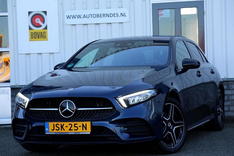 Occasion Mercedes A250 AMG line 218 PK (160 kW) 2021 Blauw Hatchback