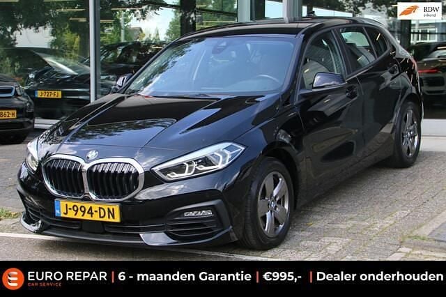 Zwart Gebruikt 2020 BMW 118 Executive Hatchback | € 21.795 (Goede deal) - Afbeelding 1/4