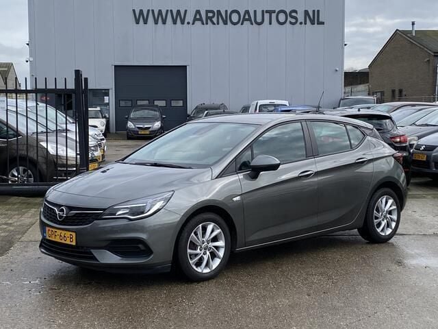 Grijs, metallic lak Gebruikt 2020 Opel Astra Edition Hatchback | € 10.495 (Goede deal) - Afbeelding 1/4