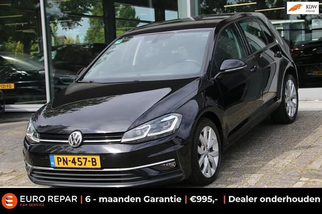 Zwart Gebruikt 2017 VW Golf VII Highline Hatchback | € 11.995 (Eerlijke prijs) - Afbeelding 1/4