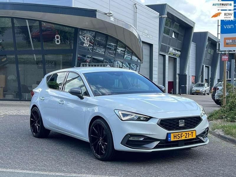 Wit, metallic lak Gebruikt 2021 Seat Leon FR Hatchback | € 24.500 (Eerlijke prijs) - Afbeelding 1/4
