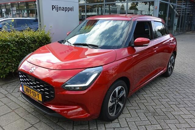 Occasion Suzuki Swift Style 83 PK (61 kW) 2025 Rood, metallic lak Hatchback