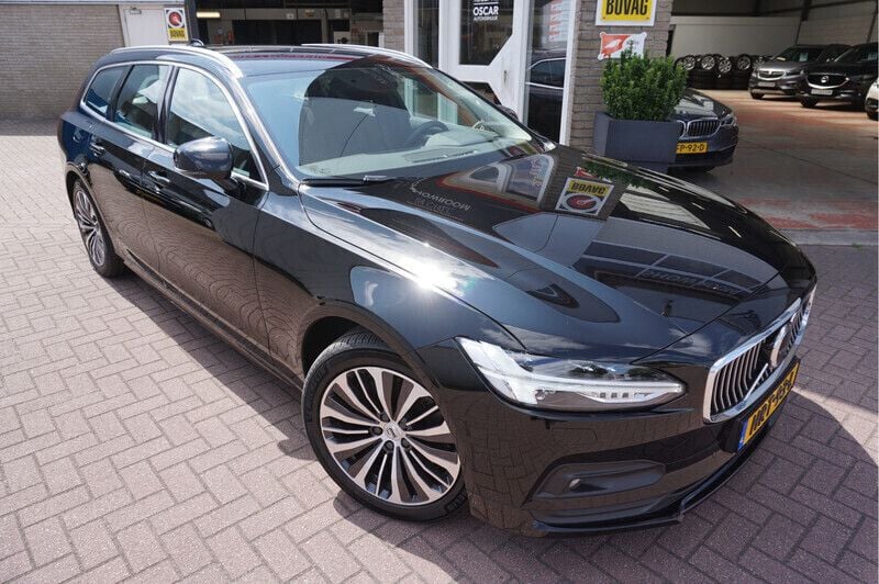Zwart Gebruikt 2021 Volvo V90 Momentum Stationwagen | € 33.285 (Iets duurder) - Afbeelding 1/4