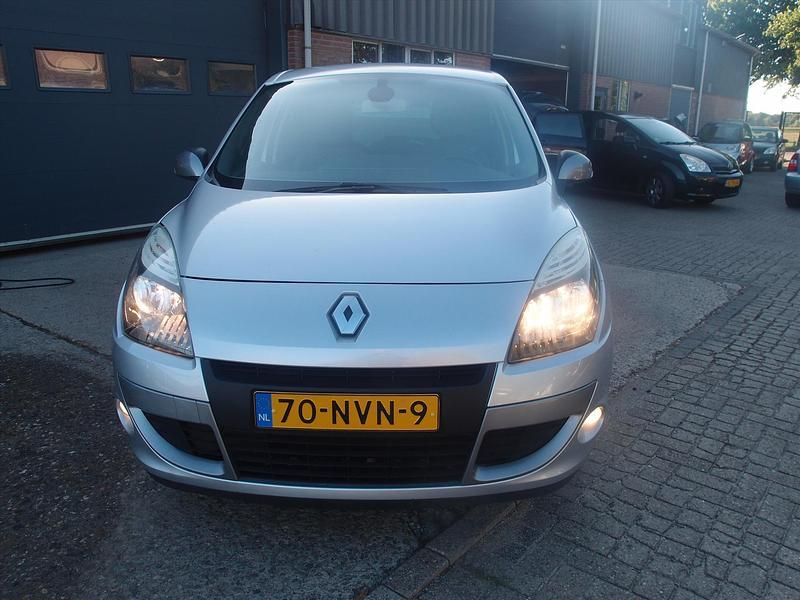 Grijs Gebruikt 2011 Renault Scénic III Expression MPV | € 4.900 - Afbeelding 1/4